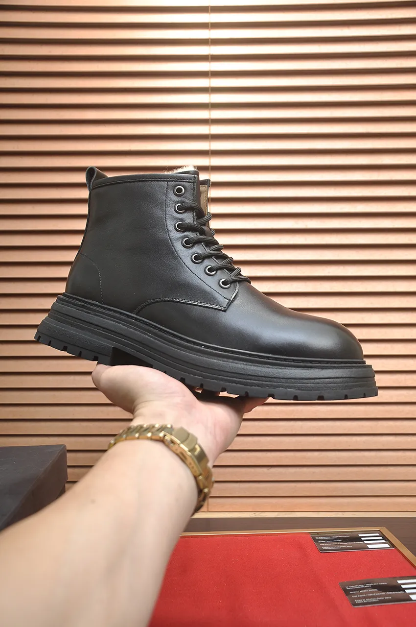 Men's shoes 💰680💶【UGG】(full genuine wool lining) Please pay attention to the quality of the original order and compare the thickness of the wool 🏮🏮Hot style Martin boots from Australia's warm luxury brand men's shoes, official website synchronization, Beckham men's style..., made of imported top-layer waxed cowhide, waxed toe box, Australian real wool velvet lining Carefully sewn...Imported rubber Martin boots outsole (comfortable, soft and wear-resistant). I really like the quality...Exquisite workmanship, you can't put it down once you see it. Code number 39-44
